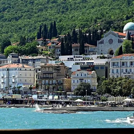 Ines, Cozy, Stunning View, Parking, Pet Friendly Apartament *